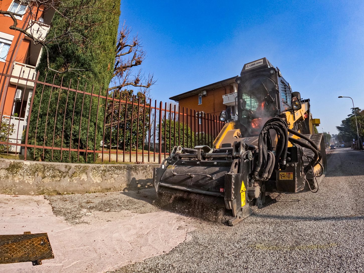 Scarification of the surface course with a PL 1000 cold asphalt planer