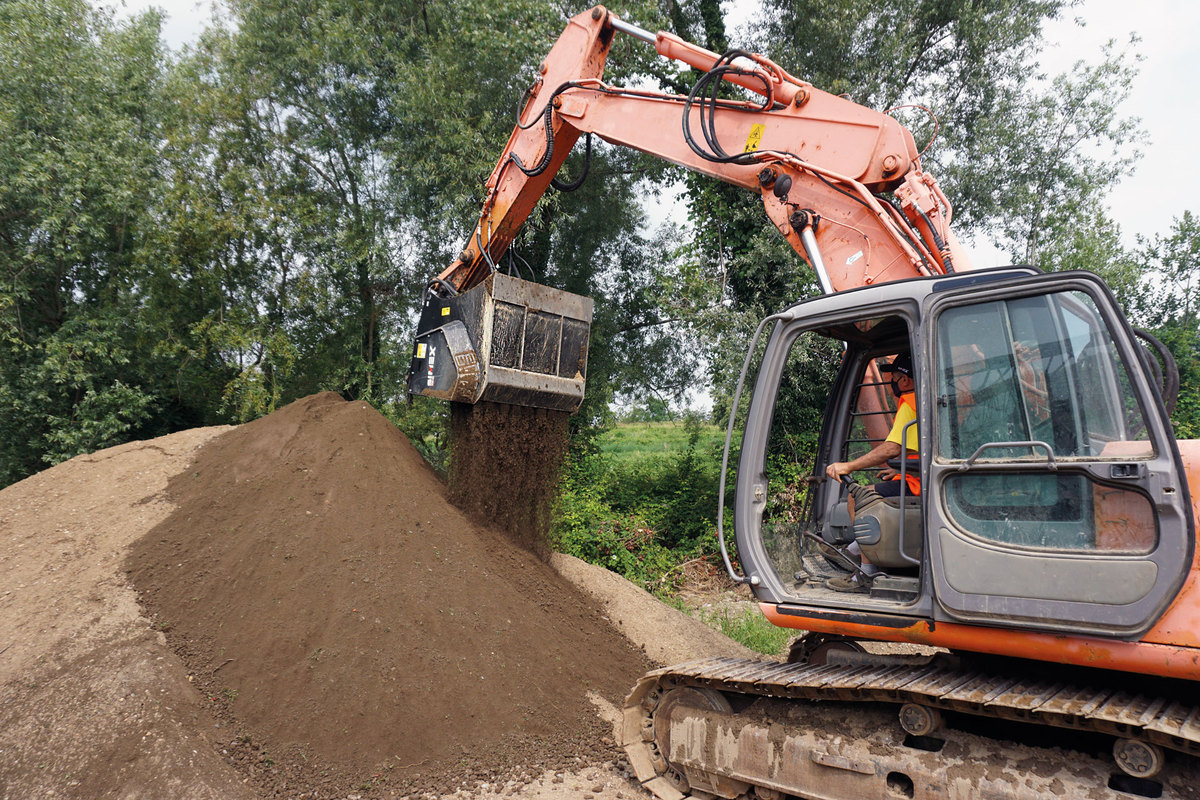 Simex VSE 30 screening bucket recycling mixed material