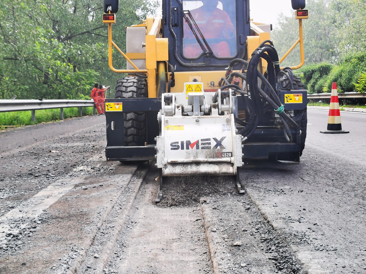 Road maintenance: PL 45.20 and ST 200 in China