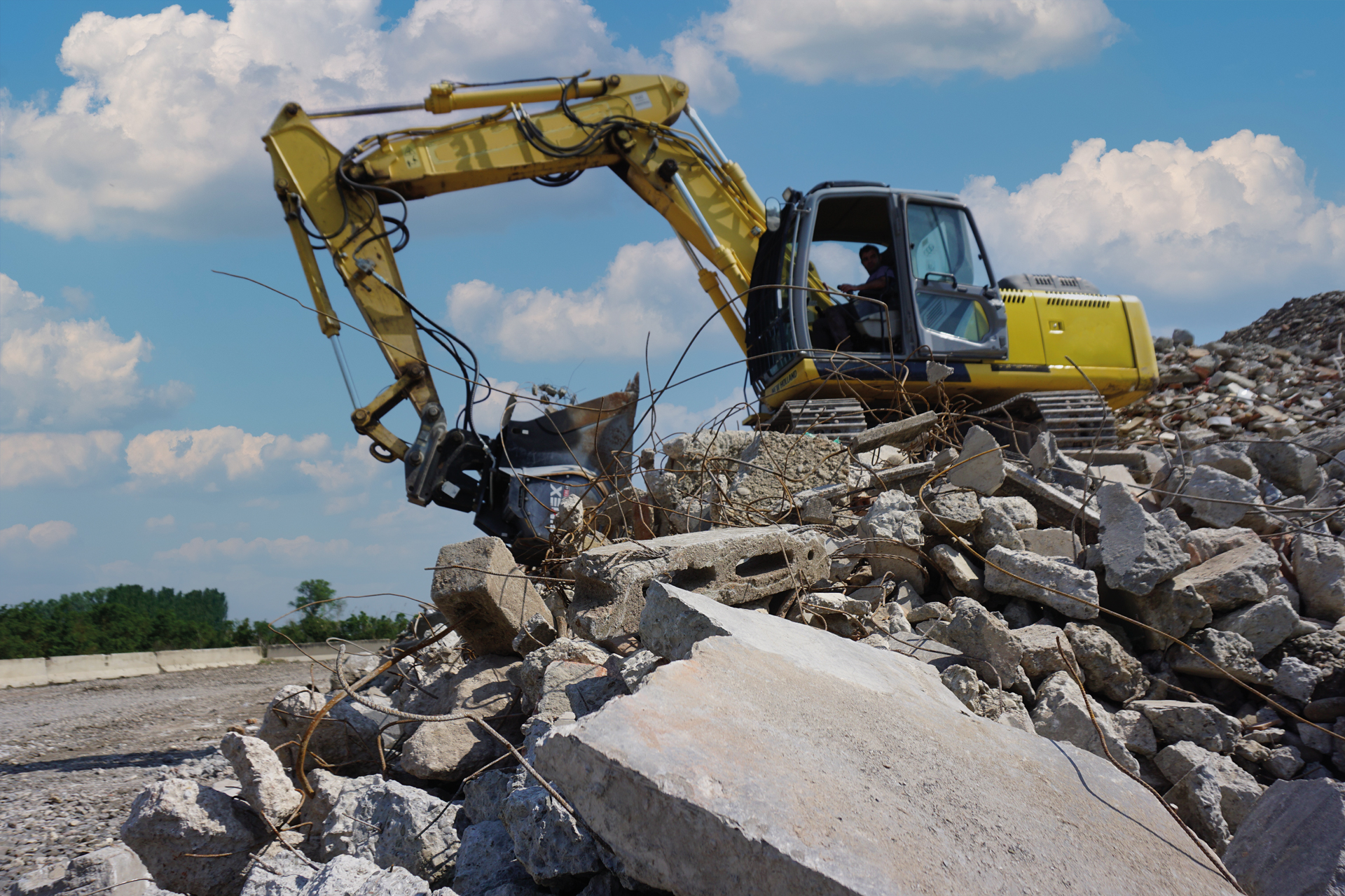 La benna frantumatrice CBE 40 “denuda” il ferro e non ha paura del calcestruzzo armato