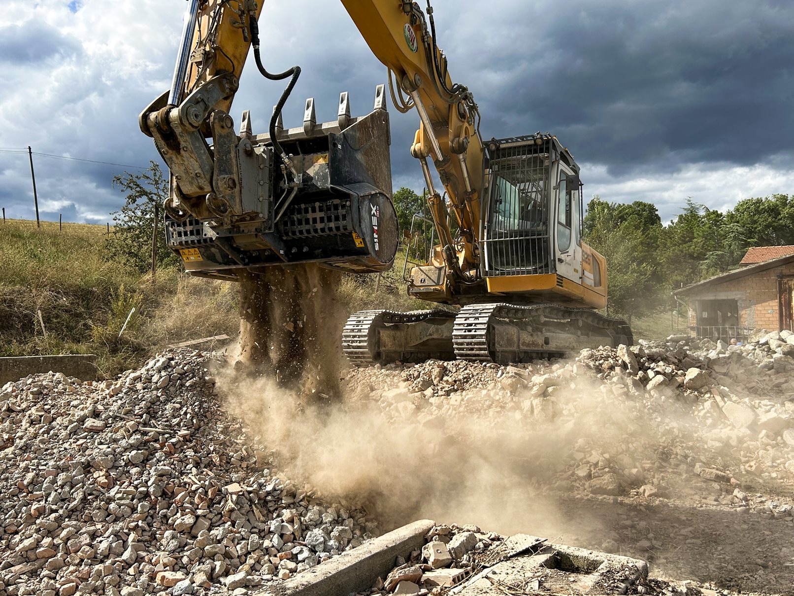 Secondary demolition with CBE 40 crusher bucket