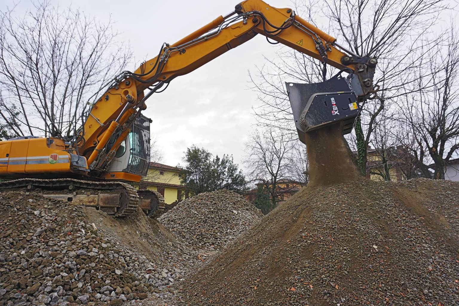 Demolizione e riciclaggio: perché è importante avere una benna vagliatrice Simex in cantiere