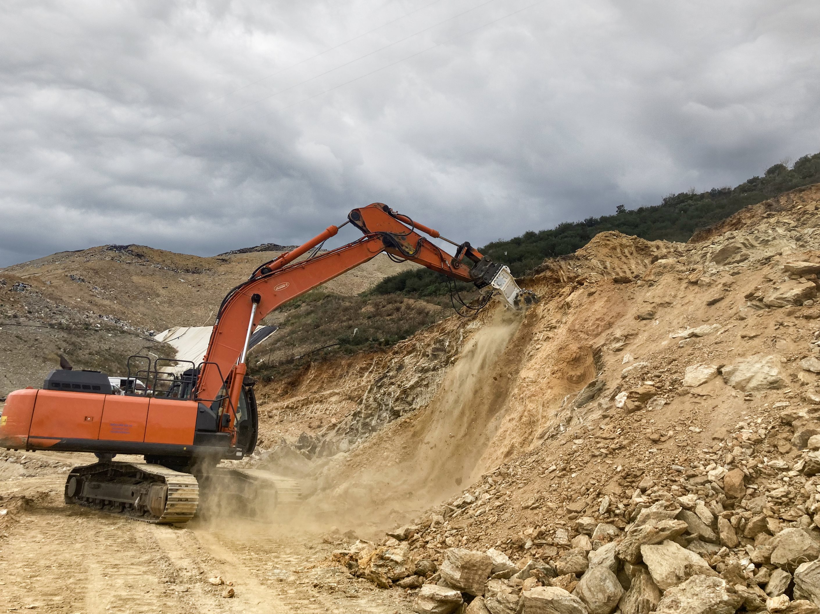 Rock wall profiling in a landfill: Simex TF 2100 drum cutter in West Italy