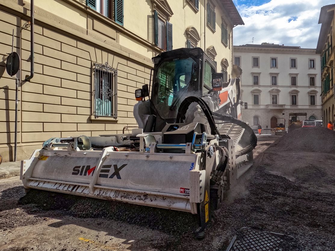 PL 2000: la più grande fresa stradale per minipala tra le vie di Firenze