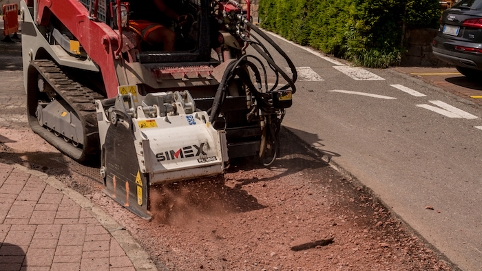 A Simex PL self-leveling planer on the job in Alto Adige (Italy)