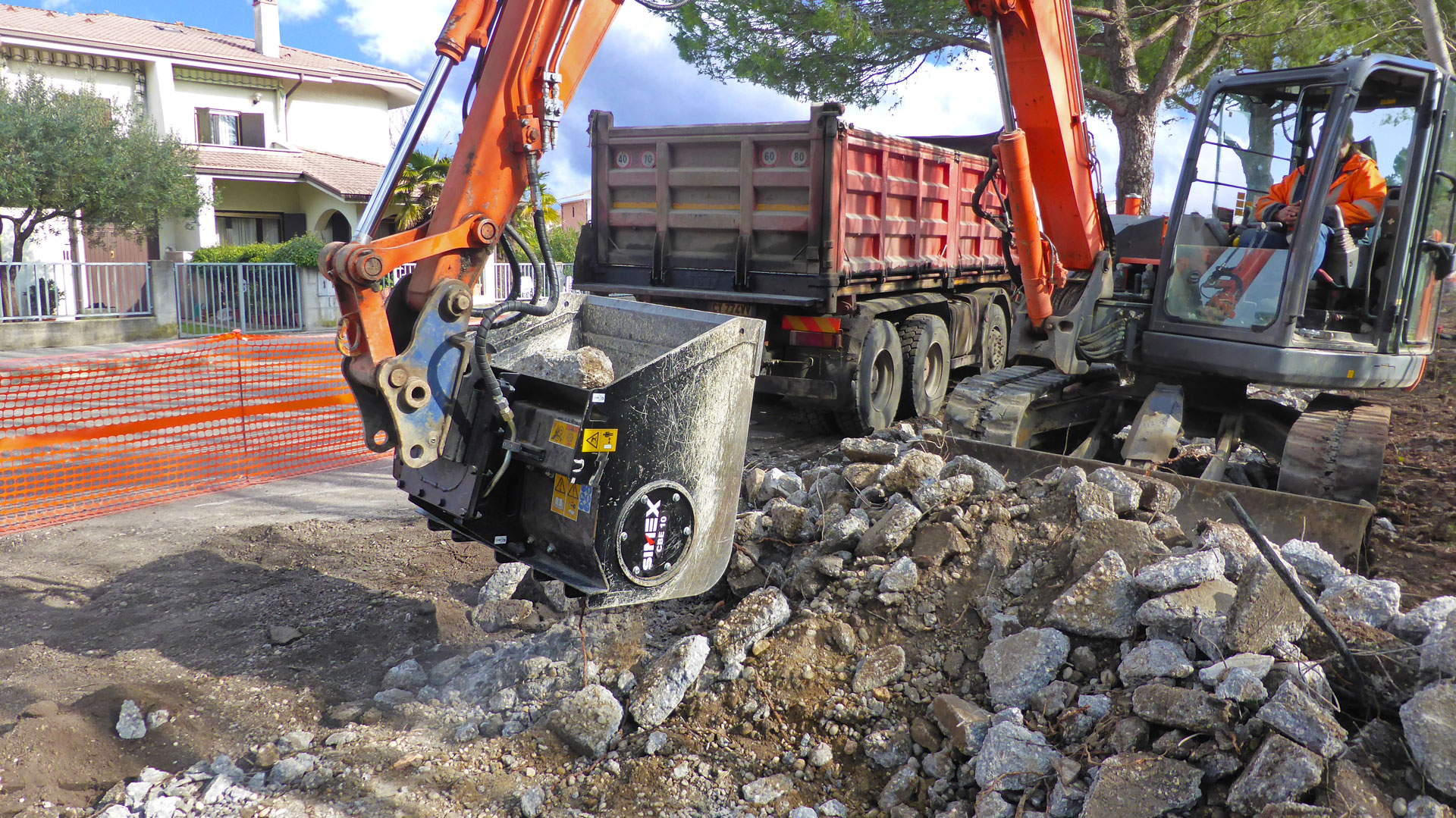 Simex crusher bucket: CBE 10 for volumetric reduction of aggregates