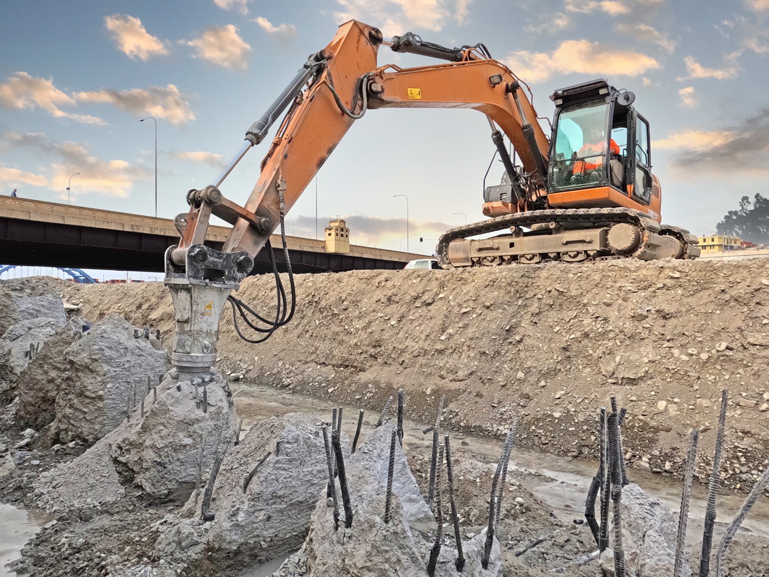 Simex TFV vertical drum cutter cropping reinforced concrete piles in Genoa construction site