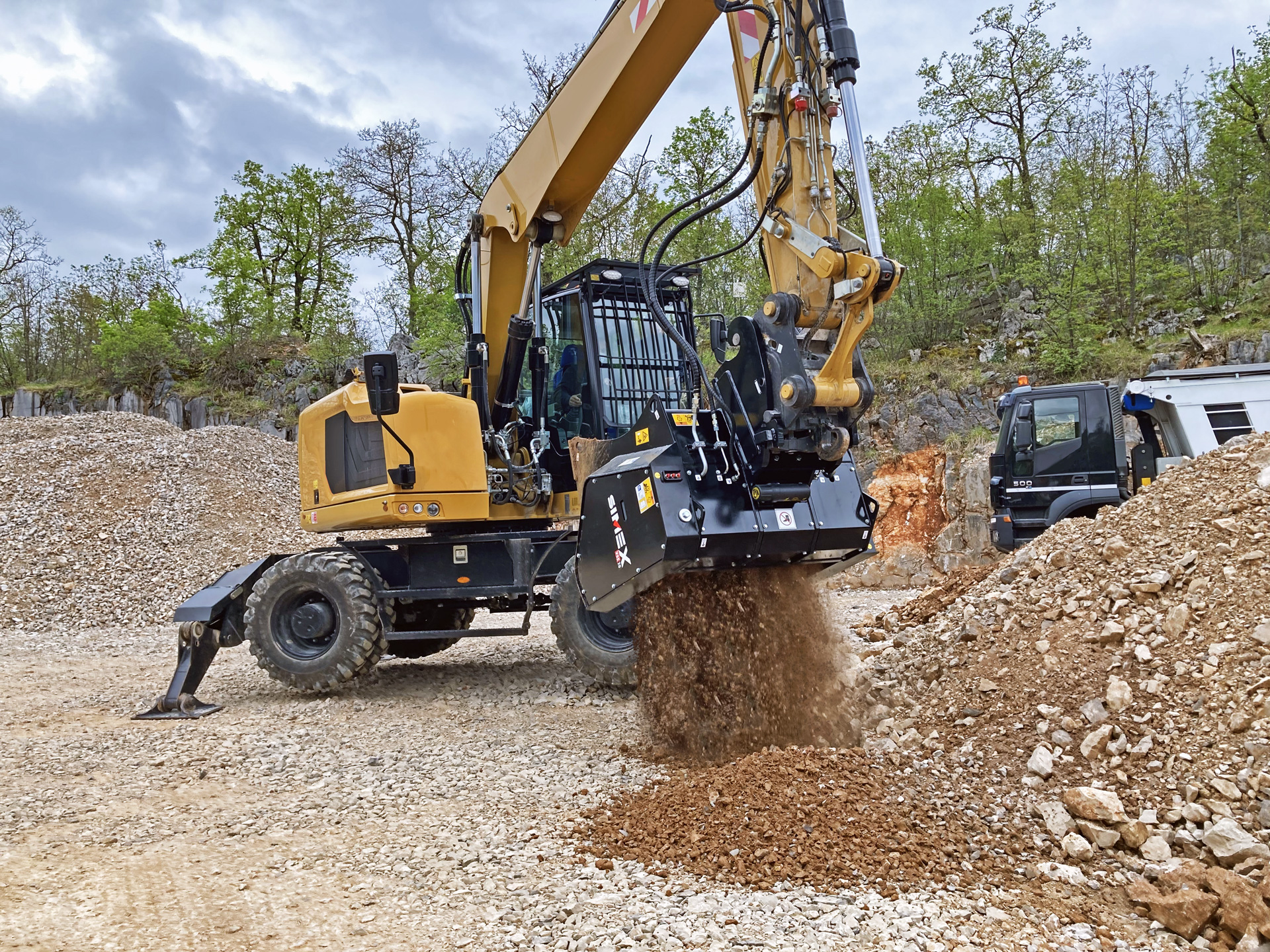 Screening waste material with a VSE 20